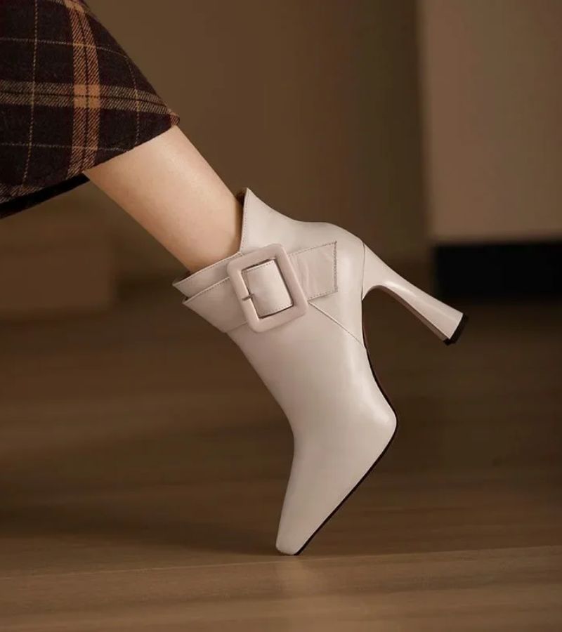 Victoria| BOTINES DE TACÓN CON HEBILLA OVERSIZE